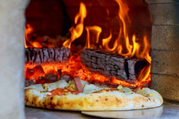 Choisir un four à pizza à bois pour particulier : les critères à retenir