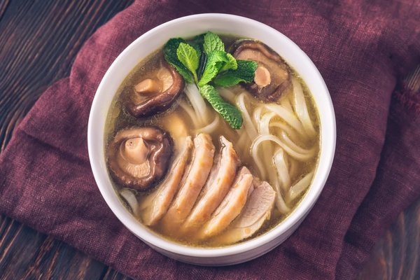 Quelles sont les étapes clés pour réussir l'ouverture d'un bar à ramen japonais authentique?